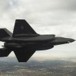 Das US-Rüstungsunternehmen Covenant will ab 2027 in der Region Leipzig Mittelstreckenflugkörper produzieren. Nach Informationen von mit dem Vorhaben vertrauten Personen sollen die Waffen mehr als 1.500 Kilometer weit reichen und in Stückzahlen von bis zu 1.000 pro Jahr gefertigt werden.
