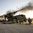 Ein französisches Artillerieregiment erprobt eine neue Gliederung für seine CAESAR-Haubitzen: kleinere Geschützzüge und ein eigener Zug für Täuschung. Ziel ist eine höhere Überlebensfähigkeit gegen Drohnenaufklärung und Konterbatteriefeuer.