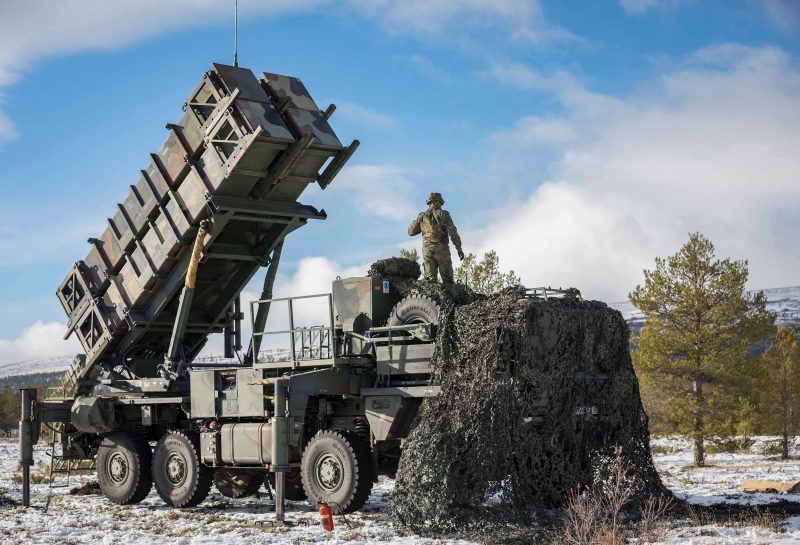 Der Haushaltsausschuss des Deutschen Bundestages hat am 14. Oktober 2026 vier 25-Millionen-Euro-Vorlagen für die Bundeswehr gebilligt. Sie betreffen die Abwehr kleiner Drohnen, die Wiederbeschaffung und Instandsetzung von PATRIOT-Systemen sowie verschlüsselte Funkgeräte für den Hubschrauber NH90.