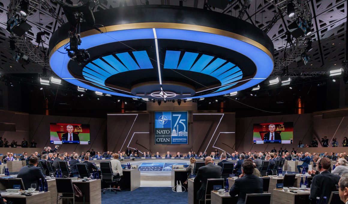 Der NATO-Gipfel vom 7. und 8. Juli 2026 in Ankara war womöglich der widersprüchlichste in der Geschichte der Allianz und zugleich einer der folgenreichsten. Der vorliegende Beitrag geht vier Fragen nach: Was steht in der Gipfelerklärung von Ankara und was bewusst nicht? Was verbirgt sich hinter dem Begriff NATO 3.0? Welche Fähigkeiten ziehen die USA bereits jetzt aus Europa ab? Und welche Vereinbarungen hat das NATO Summit Defence Industry Forum hervorgebracht? Im Kern läuft alles auf eine Frage hinaus: Kann Europa den schrittweisen Rückzug der Amerikaner kompensieren?