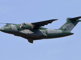 Der griechische Regierungsrat für nationale Sicherheit hat den Kauf von drei Militärtransportern des Typs Embraer C-390 Millennium gebilligt. Sie ersetzen die veralteten C-130-Hercules-Maschinen und bringen der griechischen Luftwaffe erstmals eine eigene Luftbetankungsfähigkeit.