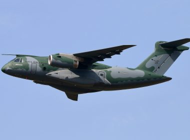 Der griechische Regierungsrat für nationale Sicherheit hat den Kauf von drei Militärtransportern des Typs Embraer C-390 Millennium gebilligt. Sie ersetzen die veralteten C-130-Hercules-Maschinen und bringen der griechischen Luftwaffe erstmals eine eigene Luftbetankungsfähigkeit.
