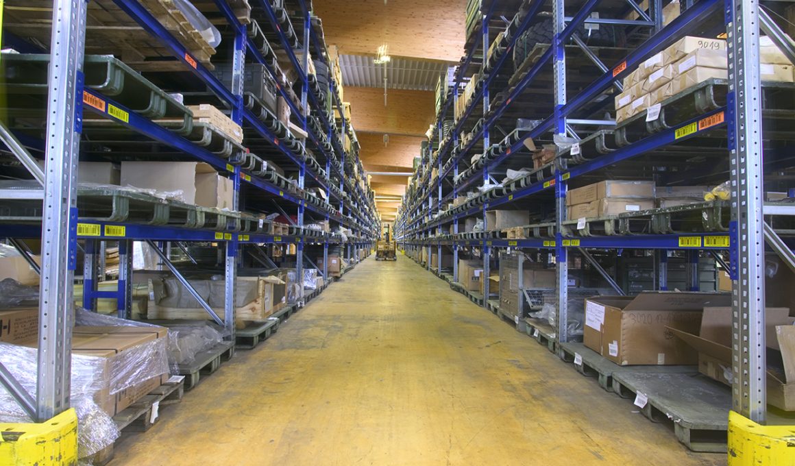 Deutschlands Rolle als logistische Drehscheibe der NATO rückt die Zusammenarbeit von Bundeswehr, Privatwirtschaft und ziviler Infrastruktur in den Mittelpunkt moderner Bündnisverteidigung. Der Beitrag zeigt, warum diese Kooperation strategisch notwendig ist – und welche strukturellen Hürden ihr noch im Weg stehen.