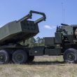 Die schwedische Regierung hat die Beschaffung des US-Raketenartilleriesystems HIMARS freigegeben. Parallel dazu unterzeichneten Stockholm und Helsinki eine Absichtserklärung über die gemeinsame Nutzung und Instandhaltung ihrer Raketenartilleriesysteme.