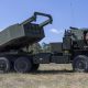 Die schwedische Regierung hat die Beschaffung des US-Raketenartilleriesystems HIMARS freigegeben. Parallel dazu unterzeichneten Stockholm und Helsinki eine Absichtserklärung über die gemeinsame Nutzung und Instandhaltung ihrer Raketenartilleriesysteme.