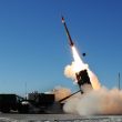 In Paris haben Airbus, Destinus, MBDA Deutschland, Safran und Thales das Konsortium „Bliksem EXO“ vereinbart. Es soll eine zentrale Lücke in Europas Raketenabwehr schließen – mit einem Abfangflugkörper gegen ballistische Raketen außerhalb der Atmosphäre.