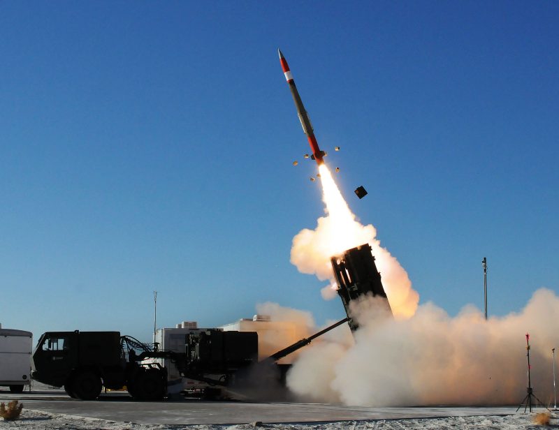 In Paris haben Airbus, Destinus, MBDA Deutschland, Safran und Thales das Konsortium „Bliksem EXO“ vereinbart. Es soll eine zentrale Lücke in Europas Raketenabwehr schließen – mit einem Abfangflugkörper gegen ballistische Raketen außerhalb der Atmosphäre.