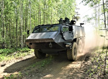 Norwegen beschafft beim finnischen Hersteller Patria 20 gepanzerte Radfahrzeuge des Typs Patria 6x6 in der Führungsvariante. Der Vertrag enthält Optionen über weitere 40 Fahrzeuge, die Auslieferung soll noch im laufenden Jahr beginnen.