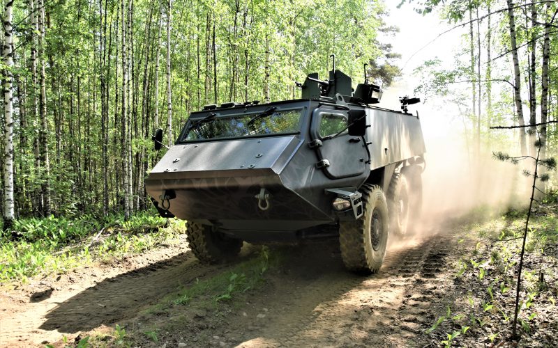 Norwegen beschafft beim finnischen Hersteller Patria 20 gepanzerte Radfahrzeuge des Typs Patria 6x6 in der Führungsvariante. Der Vertrag enthält Optionen über weitere 40 Fahrzeuge, die Auslieferung soll noch im laufenden Jahr beginnen.