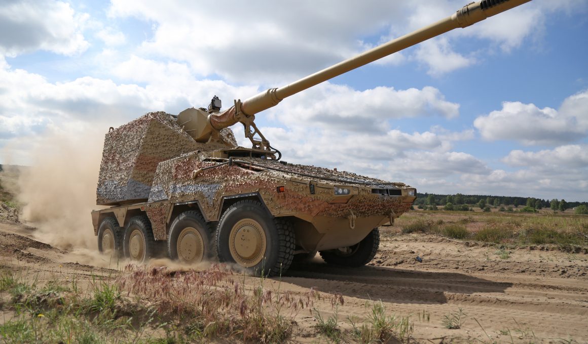 Mit 210 fest bestellten Systemen für drei Nationen, einem Rahmenvertrag über bis zu 500 Stück und einem laufenden Kriegseinsatz in der Ukraine hat sich die Radhaubitze RCH 155 von KNDS binnen weniger Jahre von einem eigenfinanzierten Messedemonstrator zu einem der gefragtesten Rohrartilleriesysteme Europas entwickelt. Auf dem größten Verteidigungsmarkt der Welt, den USA, musste das System im August 2026 jedoch eine empfindliche Niederlage hinnehmen. Der folgende Fachbeitrag gibt einen Überblick über die technischen Daten der RCH 155, die bisherigen Bestellungen und die Interessenten und erläutert, weshalb die Haubitze aus Kassel in Amerika unterlag.