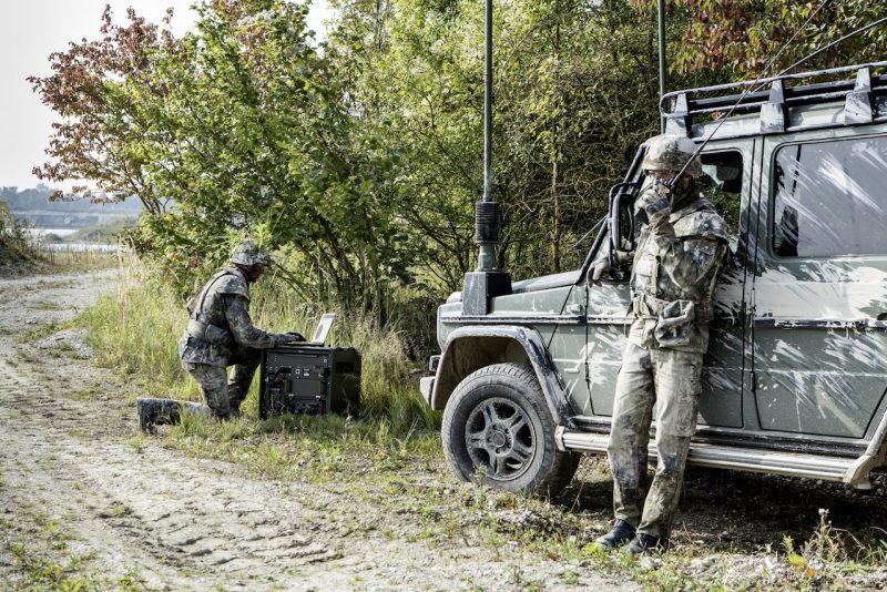 Die Bundeswehr weitet die Digitalisierung ihrer Fahrzeugflotte aus: Über einen bestehenden Rahmenvertrag hat sie zusätzliche Hardware und Unterstützungsleistungen im Wert von rund 100 Millionen Euro abgerufen. Auftragnehmer ist eine Arbeitsgemeinschaft aus Rheinmetall Electronics und der blackned GmbH.