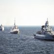 Seit 1971 übt die NATO mit BALTOPS in der Ostsee – doch die Ruhe, in der das Format einst entstand, ist vorbei. Sabotage an Unterseekabeln, gestörte Navigationssignale und eine hochgerüstete Exklave in Kaliningrad haben das Binnenmeer zurück ins Zentrum der europäischen Sicherheit gerückt. Über die Ostsee müssen die baltischen Staaten und Finnland im Ernstfall versorgt werden – und ob das gelingt, entscheidet sich unter anderem an zwei Räumen: dem schwedischen Gotland und der schmalen Suwałki-Lücke an der polnisch-litauischen Grenze.
