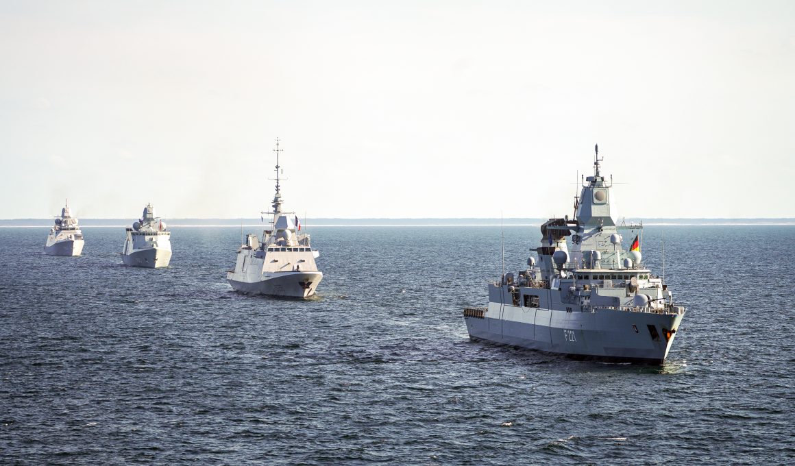 Seit 1971 übt die NATO mit BALTOPS in der Ostsee – doch die Ruhe, in der das Format einst entstand, ist vorbei. Sabotage an Unterseekabeln, gestörte Navigationssignale und eine hochgerüstete Exklave in Kaliningrad haben das Binnenmeer zurück ins Zentrum der europäischen Sicherheit gerückt. Über die Ostsee müssen die baltischen Staaten und Finnland im Ernstfall versorgt werden – und ob das gelingt, entscheidet sich unter anderem an zwei Räumen: dem schwedischen Gotland und der schmalen Suwałki-Lücke an der polnisch-litauischen Grenze.