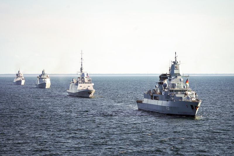 Seit 1971 übt die NATO mit BALTOPS in der Ostsee – doch die Ruhe, in der das Format einst entstand, ist vorbei. Sabotage an Unterseekabeln, gestörte Navigationssignale und eine hochgerüstete Exklave in Kaliningrad haben das Binnenmeer zurück ins Zentrum der europäischen Sicherheit gerückt. Über die Ostsee müssen die baltischen Staaten und Finnland im Ernstfall versorgt werden – und ob das gelingt, entscheidet sich unter anderem an zwei Räumen: dem schwedischen Gotland und der schmalen Suwałki-Lücke an der polnisch-litauischen Grenze.