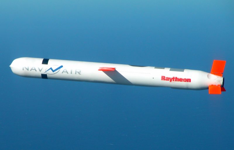 Raytheon soll die jährliche Fertigung des Marschflugkörpers auf mehr als 1.000 Stück pro Jahr steigern. Der über sieben Jahre laufende Auftrag ist Teil des Programms „Arsenal of Freedom“ des US-Verteidigungsministeriums.