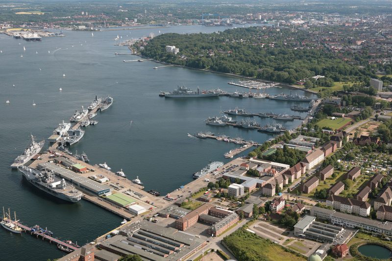 Die Führung der Deutschen Marine hat sich Medienberichten zufolge für Emden als Standort eines zusätzlichen Nordsee-Stützpunkts ausgesprochen. Bremerhaven wäre damit aus dem Auswahlverfahren ausgeschieden. Eine offizielle Bestätigung des Bundesverteidigungsministeriums steht aus.