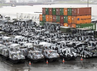 Das Bundesamt für Ausrüstung, Informationstechnik und Nutzung der Bundeswehr (BAAINBw) will bis zu 900 Eisenbahnflachwagen beschaffen. Die Fahrzeuge sollen den Bahntransport schwerer Militärfahrzeuge und Container in mögliche Einsatzräume ermöglichen.