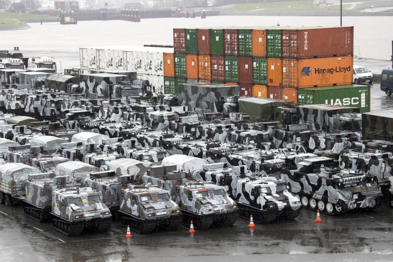 Das Bundesamt für Ausrüstung, Informationstechnik und Nutzung der Bundeswehr (BAAINBw) will bis zu 900 Eisenbahnflachwagen beschaffen. Die Fahrzeuge sollen den Bahntransport schwerer Militärfahrzeuge und Container in mögliche Einsatzräume ermöglichen.