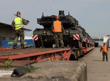 Das Verteidigungsministerium, das Land Bremen und der Logistikkonzern BLG haben eine Absichtserklärung zum „Deployment Hub Bremerhaven 2031“ unterzeichnet. Bis 2031 sind im Verteidigungshaushalt rund 1,35 Milliarden Euro für den Ausbau von Hafen, Verkehrswegen und Flughafen eingeplant.