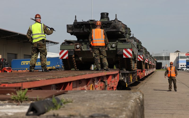 Das Verteidigungsministerium, das Land Bremen und der Logistikkonzern BLG haben eine Absichtserklärung zum „Deployment Hub Bremerhaven 2031“ unterzeichnet. Bis 2031 sind im Verteidigungshaushalt rund 1,35 Milliarden Euro für den Ausbau von Hafen, Verkehrswegen und Flughafen eingeplant.