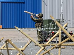 Von Donnerstag bis Samstag trainieren Bundeswehr, Behörden und Unternehmen in Hamburg die Verlegung von NATO-Kräften an die Ostflanke des Bündnisses. Anwohnerinnen und Anwohner müssen mit Hubschrauberlärm und Militärkolonnen rechnen.