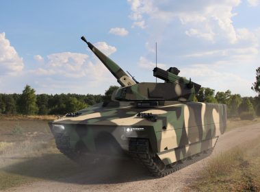 Der Düsseldorfer Rüstungskonzern Rheinmetall soll für Rumänien Gefechtsfahrzeuge, Flugabwehrsysteme, Munition und Marineschiffe liefern. Finanziert wird der Auftrag über das EU-Programm SAFE.