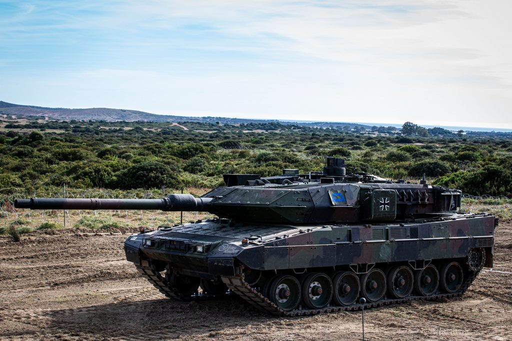 Die RENK Group AG und KNDS Deutschland haben einen bestehenden Auftrag über Getriebe für den Kampfpanzer Leopard 2 erweitert. Das Volumen liegt bei rund 130 Millionen Euro, die Auslieferung ist für 2029 bis 2032 vorgesehen.