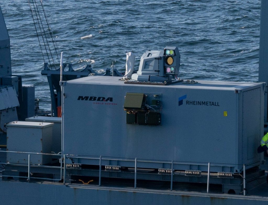 Das Beschaffungsamt der Bundeswehr hat die Entwicklung eines Hochenergie-Laserwaffensystems für die Deutsche Marine in Auftrag gegeben. Einsatzbereit soll das System 2029 sein.