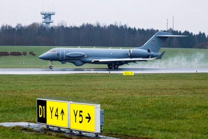 Seit der Außerdienststellung der Breguet Atlantic SIGINT im Juni 2010 verfügt die Bundeswehr über kein luftgestütztes System zur signalerfassenden Aufklärung mehr und ist in diesem Bereich auf die Fähigkeiten der Verbündeten angewiesen. Mit PEGASUS soll diese Lücke ab 2027 geschlossen werden: drei umgebaute Bombardier Global 6000 im Wert von mehr als anderthalb Milliarden Euro. Ein Blick auf den Projektverlauf, die technischen Daten des Systems und die Frage, warum die Wahl auf einen Businessjet fiel.