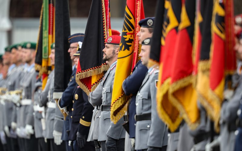 Die Personalzahlen der Bundeswehr für April 2026 zeigen erneut nach oben. Sowohl bei den Bewerbungen als auch bei den Neueinstellungen verzeichnet das Verteidigungsministerium zweistellige Zuwächse gegenüber dem Vorjahr.