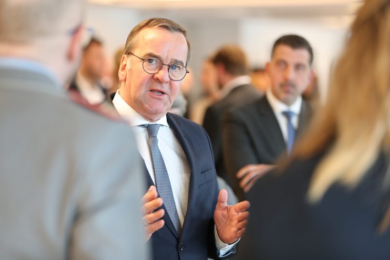 Die Verteidigungsminister Deutschlands, Frankreichs, Großbritanniens, Italiens und Polens haben am 26. Oktober 2026 in Paris über die weitere Unterstützung der Ukraine beraten. Zugleich beschlossen sie, das Format der Group of Five künftig operativer auszurichten.