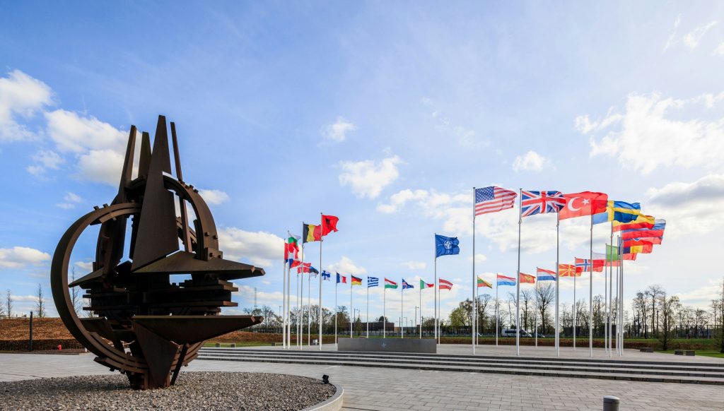 Die Nukleare Planungsgruppe der NATO ist am 18. Juni 2026 zu einer regulären Ministersitzung zusammengekommen. Die Verteidigungsminister bekräftigten den Stellenwert der nuklearen Abschreckung und kündigten eine Fortführung der Modernisierung an.