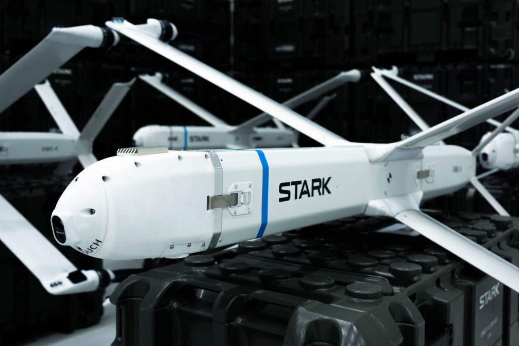 Der Drohnenhersteller STARK erweitert seine Fähigkeiten in der Elektronischen Kampfführung durch die Übernahme des 2024 gegründeten Berliner Unternehmens Raydiant RF. Die Technologie soll in bestehende unbemannte Systeme und die Missionsführungssoftware Minerva einfließen.