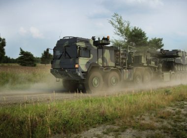 Rheinmetall und Nooteboom vereinbaren Kooperation für militärische Schwerlastanhänger