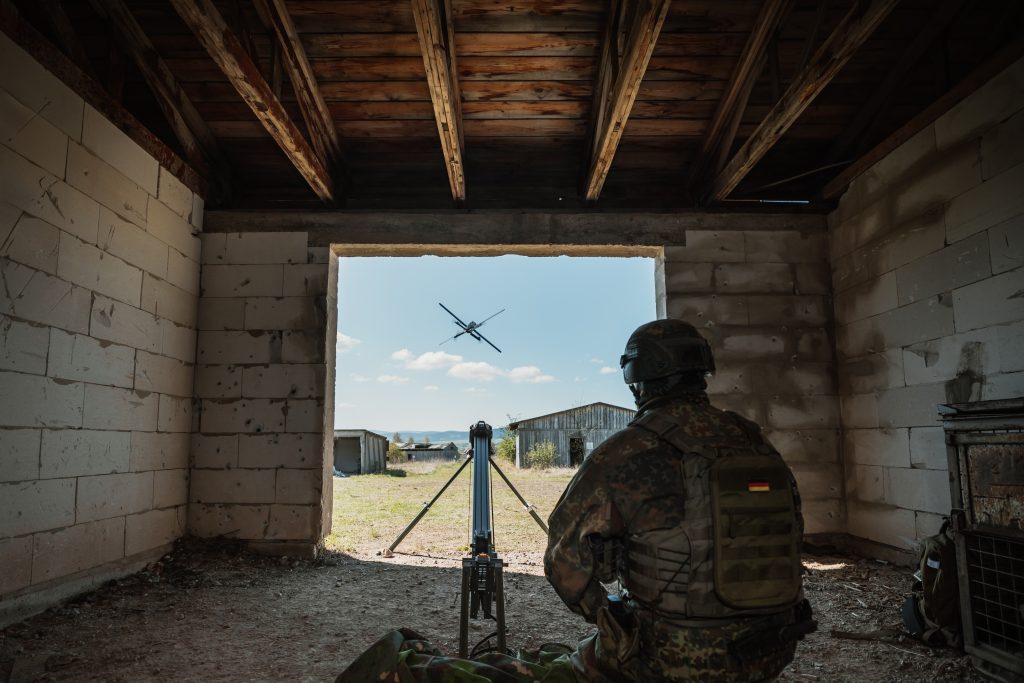 Beim zweiten Testdurchlauf auf dem Standortübungsplatz Ohrdruf wirkten unbemannte Systeme der Bundeswehr erfolgreich gegen simulierte Gefechtsszenarien — Ziel ist die Einsatzreife für die Panzerbrigade 45 in Litauen ab 2027.