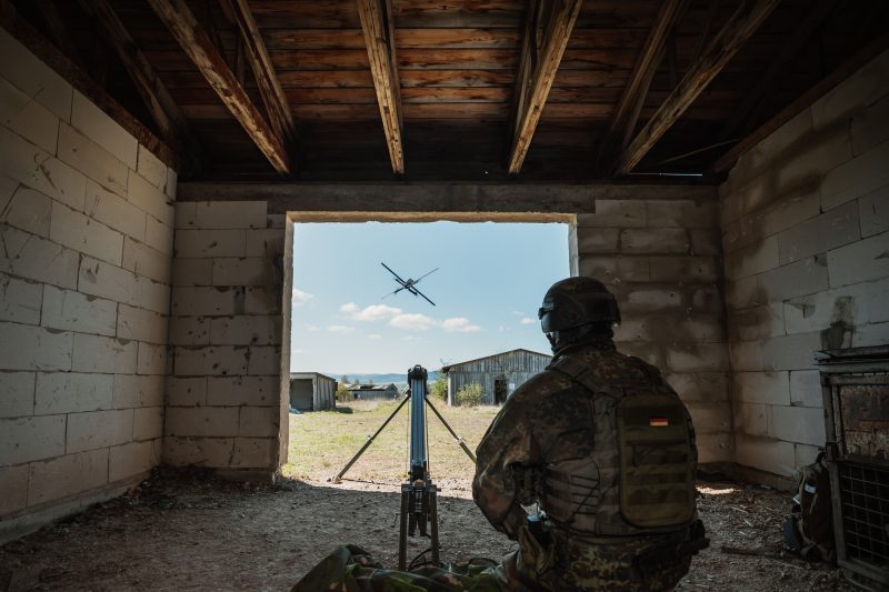 Beim zweiten Testdurchlauf auf dem Standortübungsplatz Ohrdruf wirkten unbemannte Systeme der Bundeswehr erfolgreich gegen simulierte Gefechtsszenarien — Ziel ist die Einsatzreife für die Panzerbrigade 45 in Litauen ab 2027.
