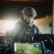 Von der jahrelangen Ablehnung bewaffneter Drohnen zur milliardenschweren Beschaffung von Loitering Munition vollzieht Deutschland einen bemerkenswerten Kurswechsel – doch Masse, Reichweite und die Einbindung in eine tatsächlich drohnenfähige Truppe zeigen, dass diese Wende bislang weder vollständig noch konsequent zu Ende gedacht ist.