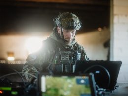 Von der jahrelangen Ablehnung bewaffneter Drohnen zur milliardenschweren Beschaffung von Loitering Munition vollzieht Deutschland einen bemerkenswerten Kurswechsel – doch Masse, Reichweite und die Einbindung in eine tatsächlich drohnenfähige Truppe zeigen, dass diese Wende bislang weder vollständig noch konsequent zu Ende gedacht ist.