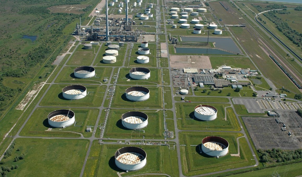 Der aktuelle Krieg im Nahen Osten zeigt, wie schnell regionale Eskalation globale Energiemärkte erschüttern kann. Für Deutschland wird die Krise damit zum Stresstest: nicht wegen direkter Ölimporte aus dem Iran, sondern wegen steigender Preise, unsicherer Handelsrouten und wachsender Verwundbarkeit europäischer Lieferketten.