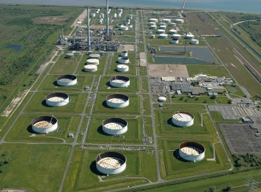 Der aktuelle Krieg im Nahen Osten zeigt, wie schnell regionale Eskalation globale Energiemärkte erschüttern kann. Für Deutschland wird die Krise damit zum Stresstest: nicht wegen direkter Ölimporte aus dem Iran, sondern wegen steigender Preise, unsicherer Handelsrouten und wachsender Verwundbarkeit europäischer Lieferketten.
