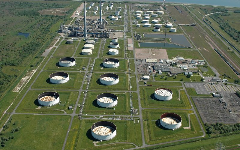 Der aktuelle Krieg im Nahen Osten zeigt, wie schnell regionale Eskalation globale Energiemärkte erschüttern kann. Für Deutschland wird die Krise damit zum Stresstest: nicht wegen direkter Ölimporte aus dem Iran, sondern wegen steigender Preise, unsicherer Handelsrouten und wachsender Verwundbarkeit europäischer Lieferketten.