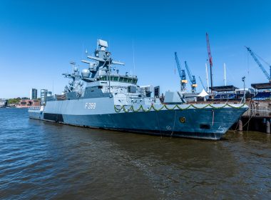 Auf der Hamburger Werft Blohm+Voss ist am Mittwoch die Korvette „Lübeck" getauft worden – die fünfte und letzte Einheit des zweiten Bauloses der Klasse K130 für die Deutsche Marine. Das Programm liegt deutlich hinter dem ursprünglichen Zeitplan zurück.