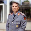 Brigadegeneral Dr. Sven Lange hat am 4. Mai 2026 in der Hamburger Clausewitz-Kaserne das Direktorat Strategie und Fakultäten der Führungsakademie der Bundeswehr übernommen. Übergeben wurde ihm das Amt vom Kommandeur der Akademie, Konteradmiral Ralf Kuchler.