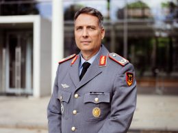 Brigadegeneral Dr. Sven Lange hat am 4. Mai 2026 in der Hamburger Clausewitz-Kaserne das Direktorat Strategie und Fakultäten der Führungsakademie der Bundeswehr übernommen. Übergeben wurde ihm das Amt vom Kommandeur der Akademie, Konteradmiral Ralf Kuchler.