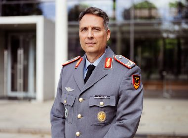 Brigadegeneral Dr. Sven Lange hat am 4. Mai 2026 in der Hamburger Clausewitz-Kaserne das Direktorat Strategie und Fakultäten der Führungsakademie der Bundeswehr übernommen. Übergeben wurde ihm das Amt vom Kommandeur der Akademie, Konteradmiral Ralf Kuchler.