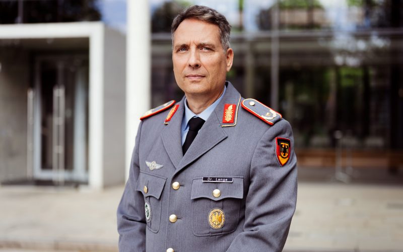 Brigadegeneral Dr. Sven Lange hat am 4. Mai 2026 in der Hamburger Clausewitz-Kaserne das Direktorat Strategie und Fakultäten der Führungsakademie der Bundeswehr übernommen. Übergeben wurde ihm das Amt vom Kommandeur der Akademie, Konteradmiral Ralf Kuchler.
