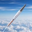 Die französischen Rüstungskonzerne ArianeGroup und Thales haben erstmals ihre gemeinsam entwickelte ballistische Munition FLP-t 150 erprobt. Der Testschuss fand am 5. Mai 2026 auf dem Testgelände Île du Levant im Mittelmeer statt und soll das Konzept für einen Nachfolger der bisherigen französischen Mehrfachraketenwerfer bestätigen.