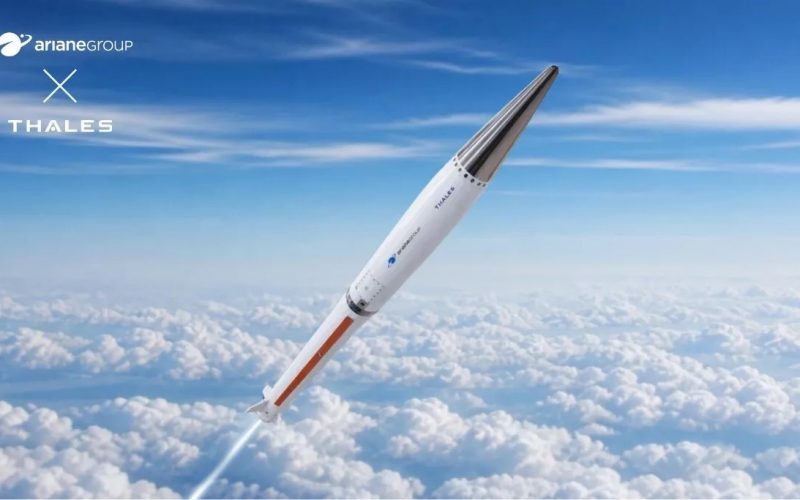 Die französischen Rüstungskonzerne ArianeGroup und Thales haben erstmals ihre gemeinsam entwickelte ballistische Munition FLP-t 150 erprobt. Der Testschuss fand am 5. Mai 2026 auf dem Testgelände Île du Levant im Mittelmeer statt und soll das Konzept für einen Nachfolger der bisherigen französischen Mehrfachraketenwerfer bestätigen.