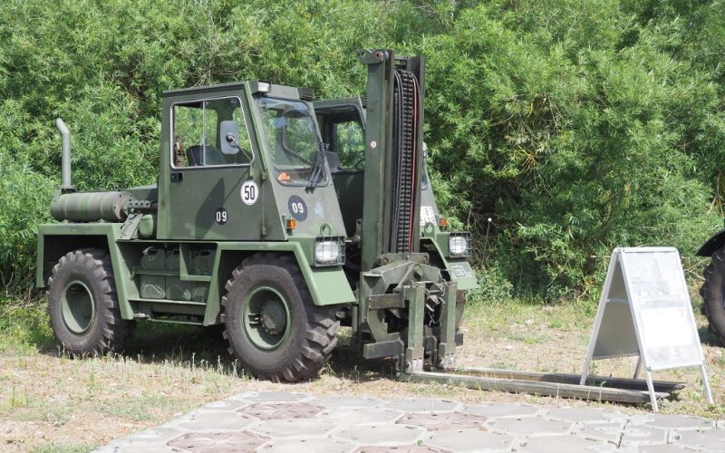 Die Bundeswehr will ihre in die Jahre gekommenen Feldumschlaggeräte ersetzen und hat dafür ein Vergabeverfahren gestartet. Beschafft werden sollen bis zu 1.000 neue Teleskopstapler unter der Bezeichnung MUFFEL.