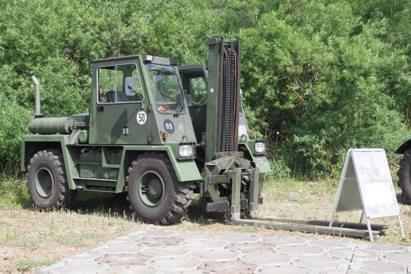 Die Bundeswehr will ihre in die Jahre gekommenen Feldumschlaggeräte ersetzen und hat dafür ein Vergabeverfahren gestartet. Beschafft werden sollen bis zu 1.000 neue Teleskopstapler unter der Bezeichnung MUFFEL.